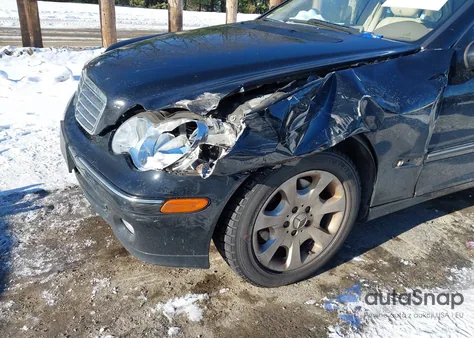 2005 Mercedes-Benz C 240 Luxury 4Matic z USA, uszkodzony, nr VIN WDBRF81J85F673908